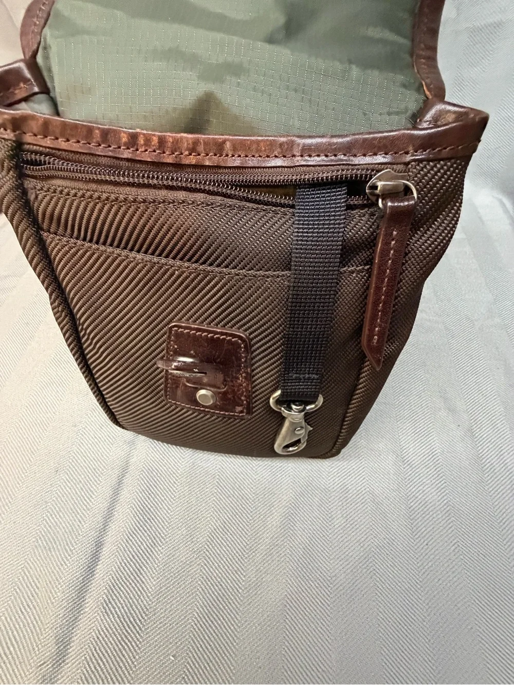 Filson Crossbody adjustable strap multi pocket chocolate brown sm. Field bag